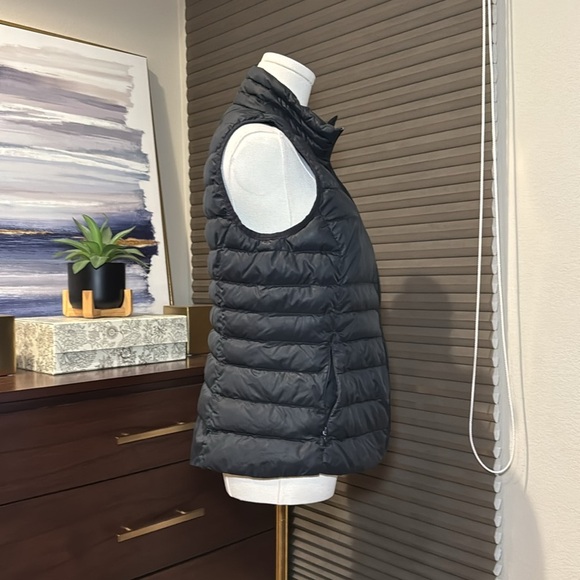 Amazon Black Lightweight Water-Resistant Packable Puffer Vest. Size Small - Picture 4 of 6